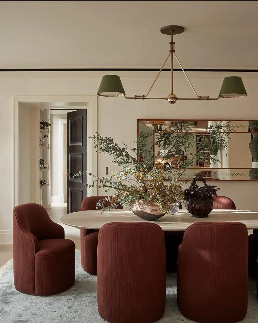 Salle &agrave; manger organique et terreuse avec atmosph&egrave;re chaleureuse et accueillante et palette de couleurs terreuses